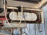 une tronçonneuse suspendue au plafond d'un immeuble