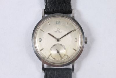 une montre posée sur une surface blanche