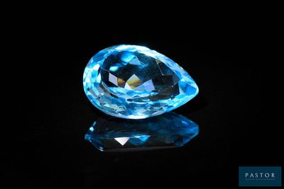 gros plan d'un diamant bleu sur une surface noire