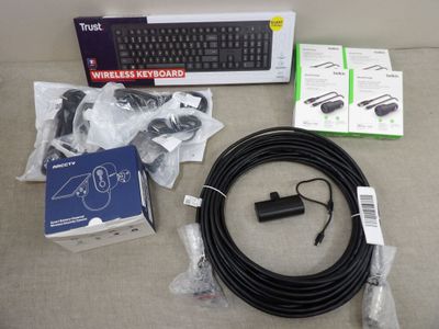 un clavier, une souris, des câbles et d'autres appareils électroniques posés sur la table