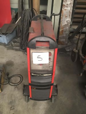une photo d'une soudeuse dans un garage