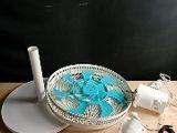 une table sur laquelle se trouvent un bol d'eau et un stylo