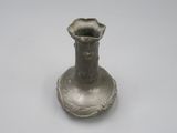 un vase en argent posé sur une table