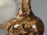 de nombreux types de vases différents posés sur une table