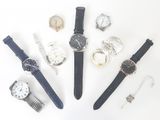 de nombreux modèles de montres disposés sur une surface blanche