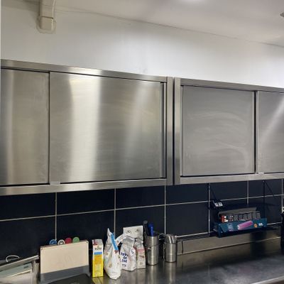 * L.J. CHALON DE THE : 2 placards muraux en inox à portes co…