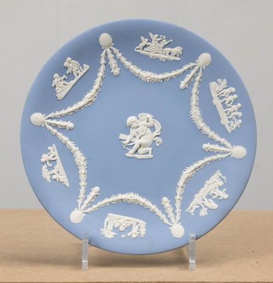 une assiette bleue ornée de motifs blancs, posée sur une table