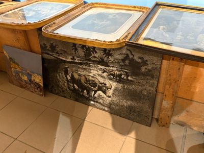 trois photos encadrées posées sur le comptoir d'un restaurant