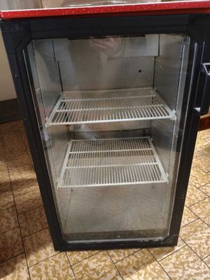 un petit réfrigérateur qui se trouve dans une cuisine