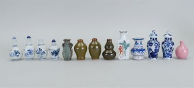 un grand nombre de vases posés sur une table