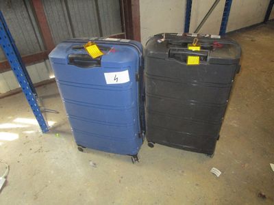 deux bagages posés l'un à côté de l'autre dans un entrepôt