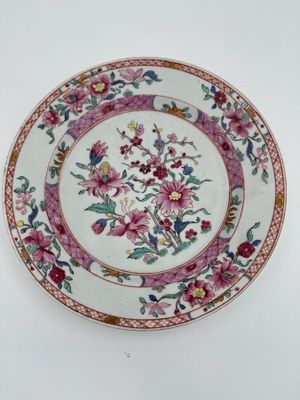 une image représentant une assiette ornée de fleurs, posée sur un fond blanc