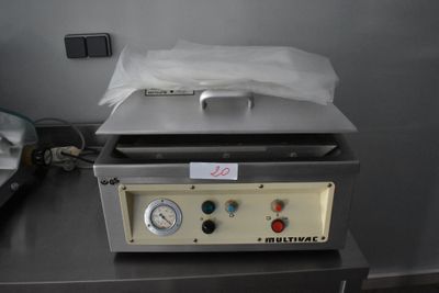 une machine posée sur une table