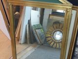 un miroir qui est assis sur le sol devant un miroir