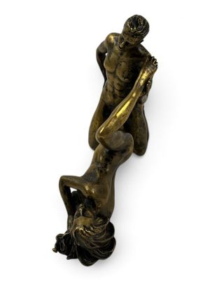 statue en bronze représentant un homme portant une femme sur son dos