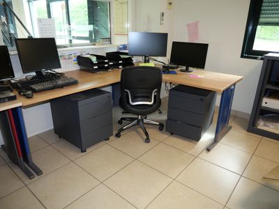 un bureau 180X220 avec deux caissons et son fauteuil de bure…