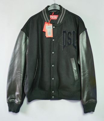 une veste en cuir noire avec des manches noires et une étiquette rouge, suspendue à un cintre
