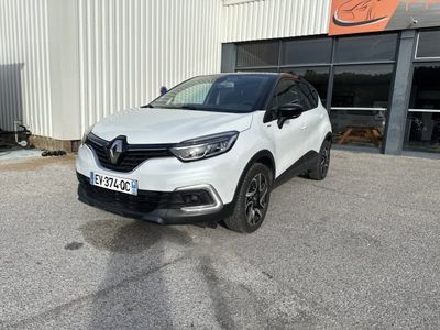 l'avant d'une voiture blanche garée devant un immeuble