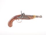 un gros plan d'un pistolet jouet sur fond blanc