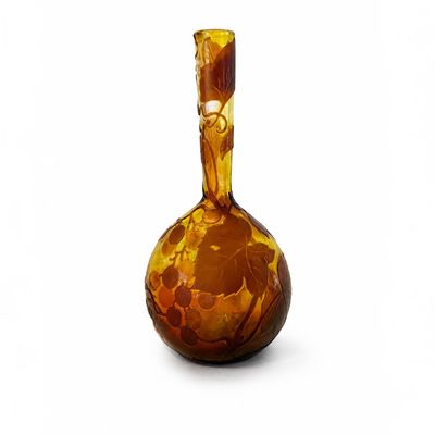une bouteille en verre brun avec une poignée brune sur un fond blanc