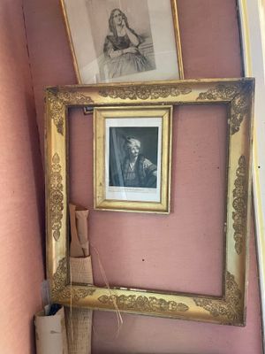 une photo d'une salle de bains avec des toilettes et un tableau accroché au mur