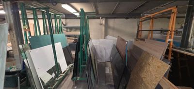 de nombreux morceaux de bois dans une pièce comportant de nombreuses fenêtres