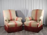 paire de fauteuils rembourrés avec des housses rayées rouges et beiges