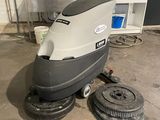 une machine posée sur le sol du garage