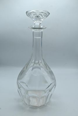 carafe en verre transparent avec un bouchon et un socle en forme de losange