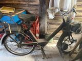 un vieux vélo garé dans un garage
