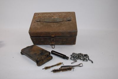 une petite boîte en métal contenant un tas de vis