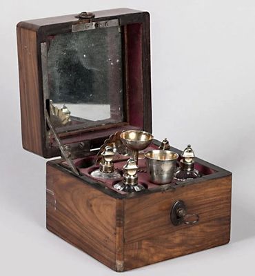 une petite boîte en bois contenant des objets en argent