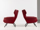 deux chaises rouges posées sur une surface blanche