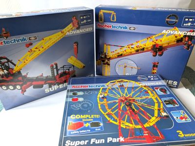 deux boîtes de lego technics sont posées sur une table