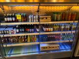 de nombreuses bouteilles d'alcool sur les étagères du magasin