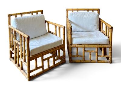 une paire de chaises en bambou avec des coussins blancs sur fond blanc
