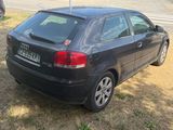 une voiture garée sur le côté de la route