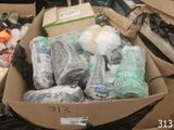 une boîte en carton remplie d'articles assortis dans un magasin