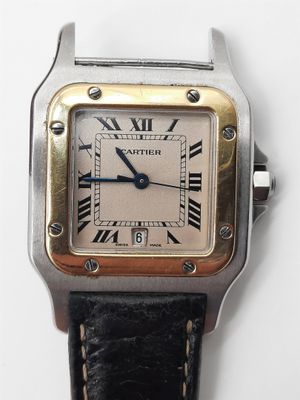 une image d'un gros plan d'une montre-bracelet avec des chiffres romains