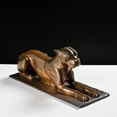 statue en bronze représentant un chat coiffé d'un chapeau