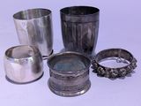 de nombreux objets en argent posés sur une surface blanche