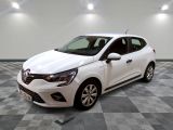 la voiture blanche est garée sur un sol en damier dans le garage
