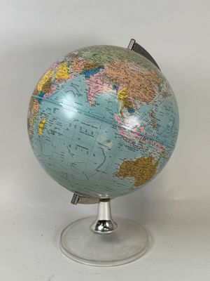 GLOBE, Danemark. Globe terrestre en plastique polychr… - Photo 1