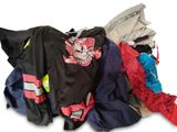 un tas de vêtements posé sur une surface blanche