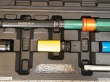 un coffret à outils posé par terre