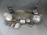 beaucoup d'objets en argent posés sur une table