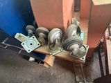 trois roues posées sur une palette