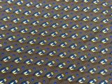 un gros plan d'une cravate au motif bleu et jaune