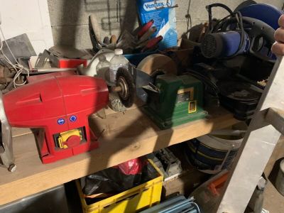 un homme qui travaille sur une machine dans un garage