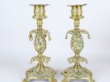 paire de bougeoirs anciens en laiton ornés de motifs floraux